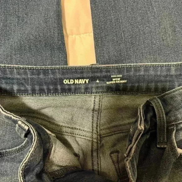 OLD NAVY SUPER SKINNY JEANS SIZE 4 - Picture 2 of 3